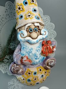 Великий Санта з подарунком на зоряній кулі (35 см. глазурований) - зображення 2