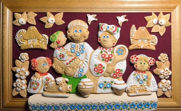 Сім'я з трьома дівчинками за столом (18 х 33 см) - зображення 1