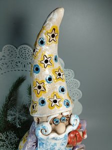 Великий Санта з подарунком на зоряній кулі (35 см. глазурований) - зображення 3