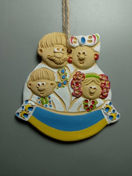 Українська родина з прапором - зображення 1