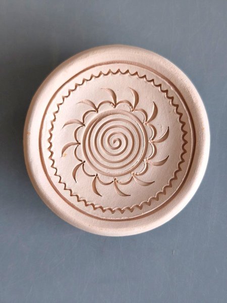 Тарілочка з коловоротом біла глина (6,5см затемнений узор) - зображення 1