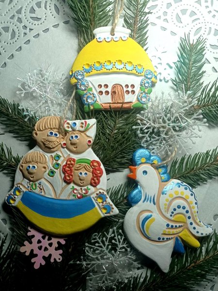 Набір підвісочок на ялинку з українською родиною - зображення 1