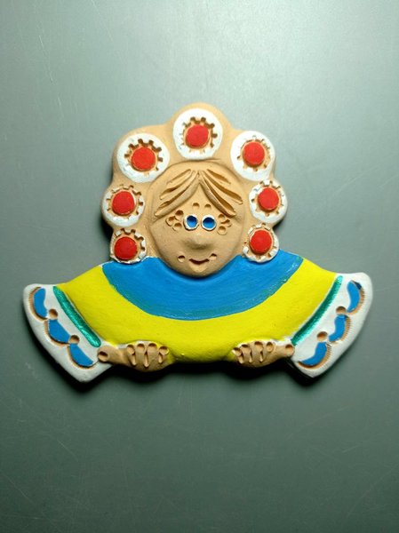 Україночка у віночку з прапором 9 см. (магніт) - зображення 1